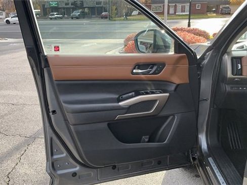 Used 2023 Nissan Pathfinder Platinum image 5