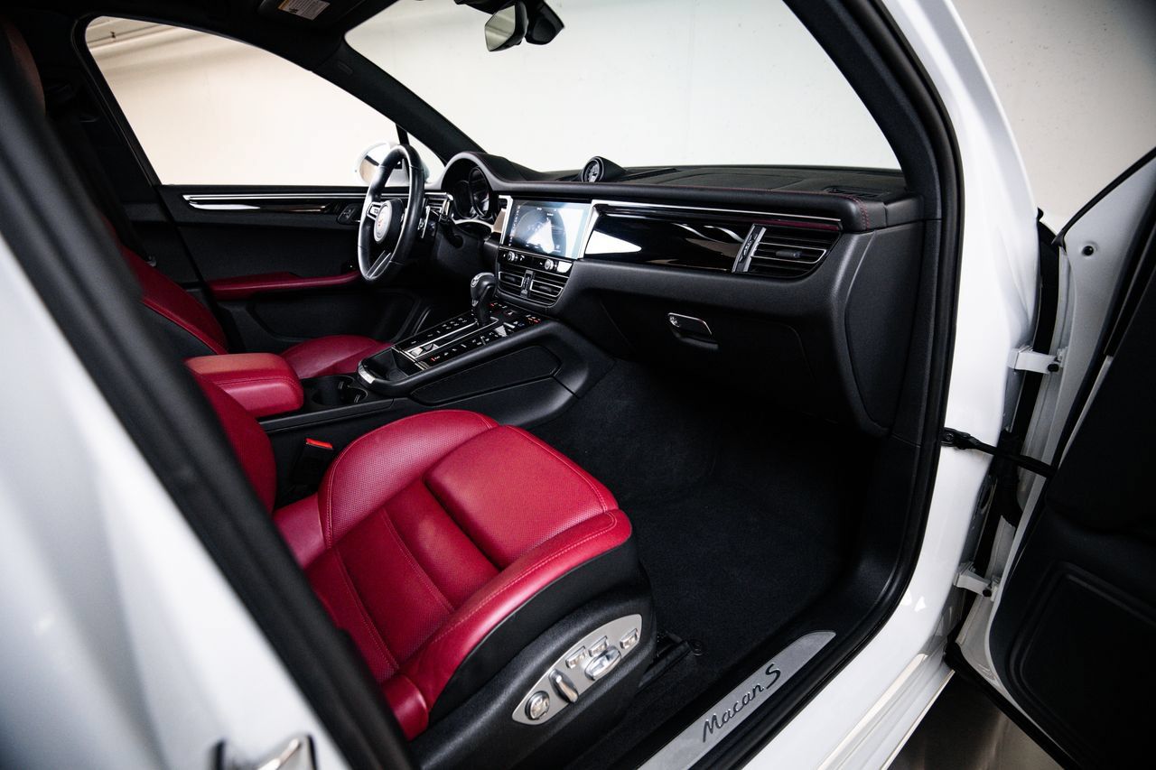 Certified 2023 Porsche Macan S AWD/4WD image 28