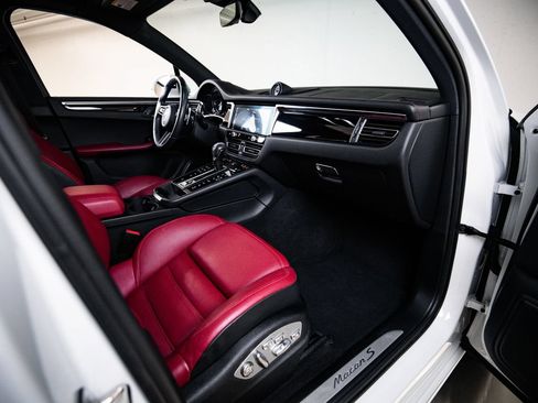 Certified 2023 Porsche Macan S AWD/4WD image 28