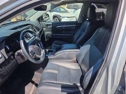 Certified 2018 Toyota Highlander SE FWD image 11