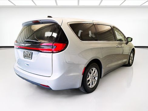 Used 2023 Chrysler Pacifica Touring-L FWD image 4