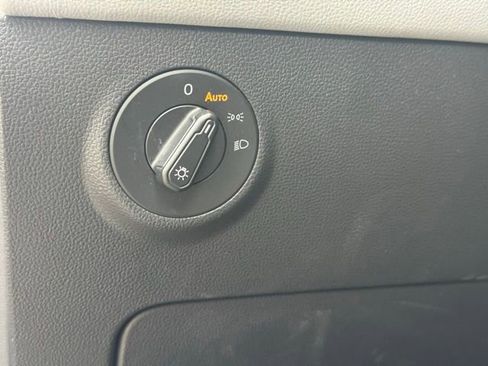 Used 2022 Volkswagen Taos SE image 9