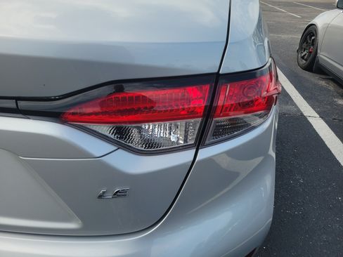Used 2021 Toyota Corolla LE FWD image 9