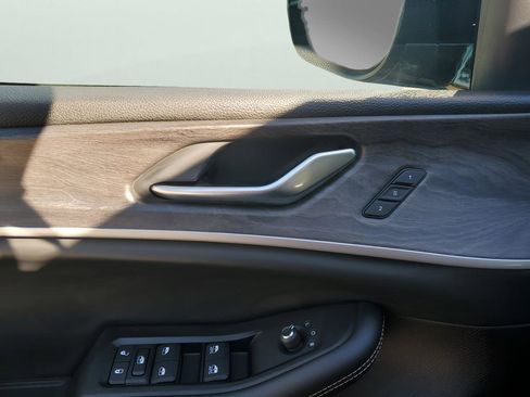 Used 2024 Jeep Grand Cherokee Limited image 26