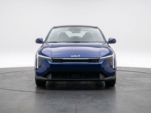 Used 2025 Kia K4 LXS FWD image 2