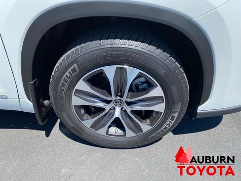 Used 2022 Toyota Highlander XLE AWD/4WD image 10