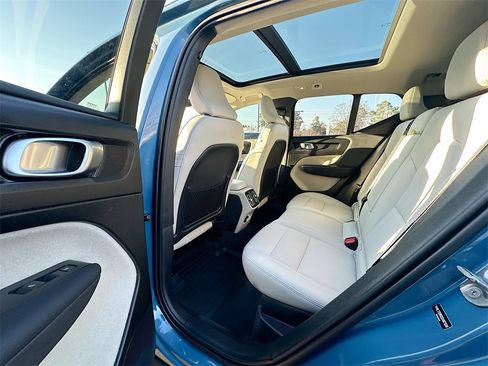 Used 2025 Volvo XC40 B5 Ultra w/ Protection Package Premier image 17