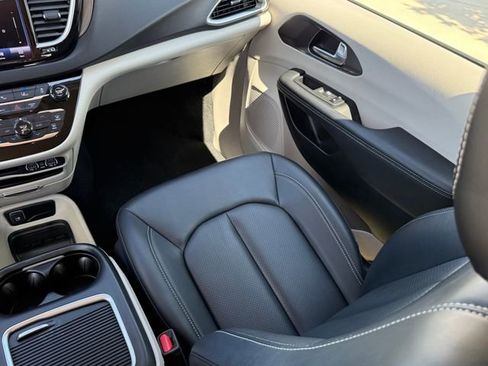 Used 2024 Chrysler Pacifica Touring-L FWD image 22