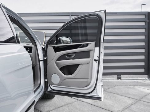 Used 2023 Bentley Bentayga Extended Wheelbase image 20