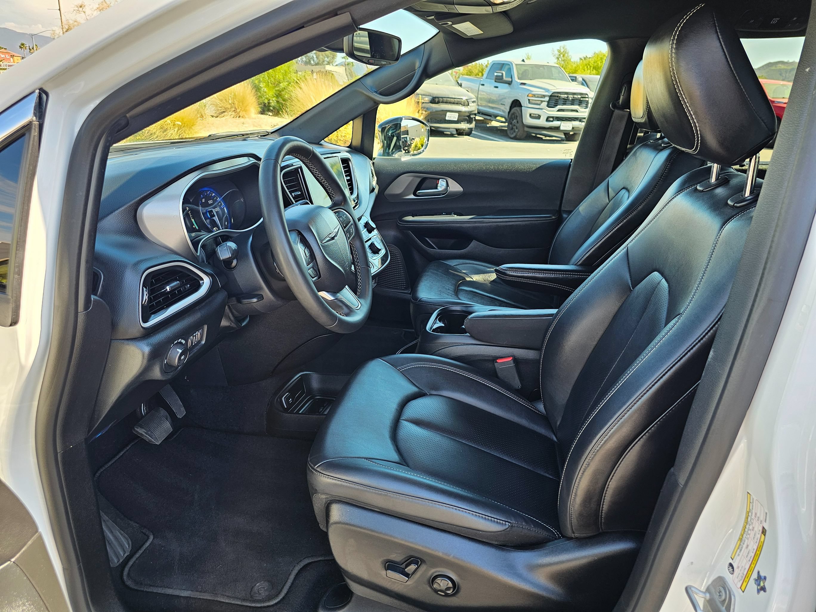 Used 2025 Chrysler Pacifica Select FWD image 16