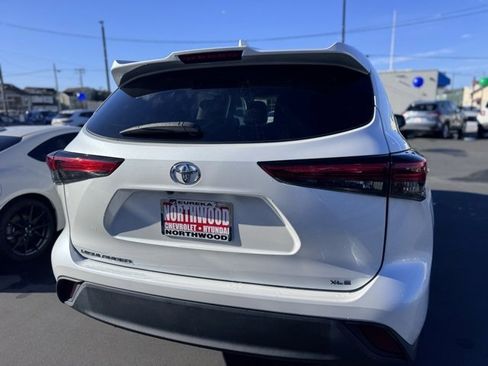 Used 2022 Toyota Highlander XLE image 11