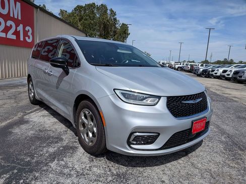 Used 2024 Chrysler Pacifica Limited image 6