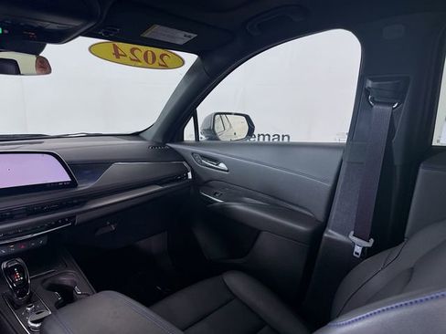 Used 2024 Cadillac XT4 Sport w/ Cold Weather Package image 27
