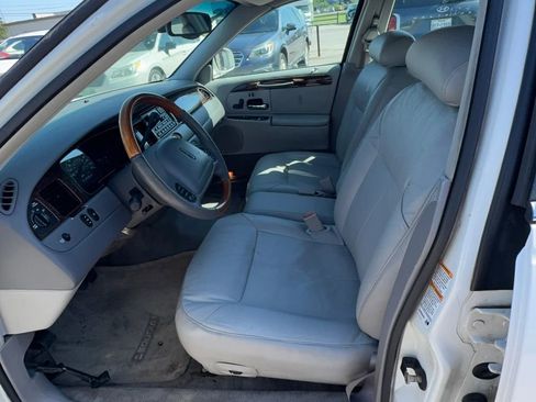 Used 2001 Lincoln Town Car Cartier RWD image 9