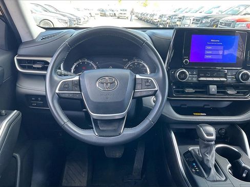 Used 2024 Toyota Highlander XLE image 5