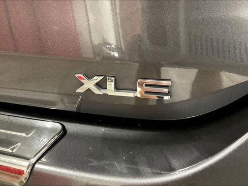 Used 2021 Toyota Highlander XLE image 9