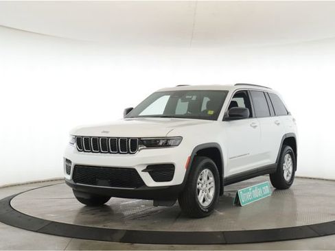 Used 2025 Jeep Grand Cherokee Laredo w/ MOPAR Finishing Package image 10