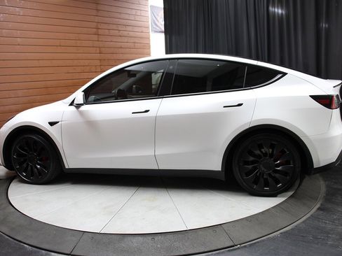 Used 2023 Tesla Model Y Performance image 8