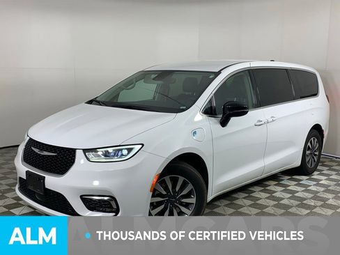 Used 2024 Chrysler Pacifica Select image 4