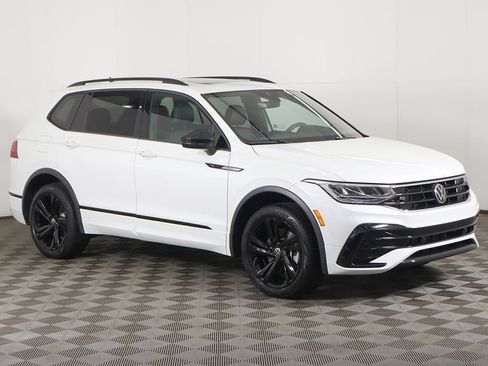 Used 2024 Volkswagen Tiguan SE R-Line AWD/4WD image 2