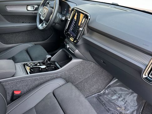 Used 2025 Volvo XC40 B5 Plus image 19