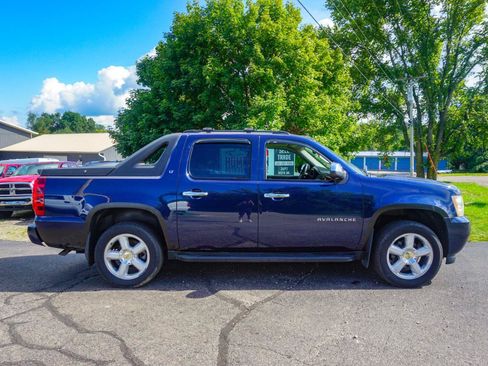 Used 2011 Chevrolet Avalanche LT w/ Luxury Package AWD/4WD image 2