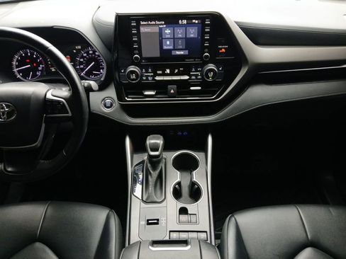 Used 2022 Toyota Highlander XLE FWD image 3