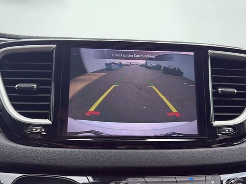Used 2024 Chrysler Pacifica Touring-L FWD image 18