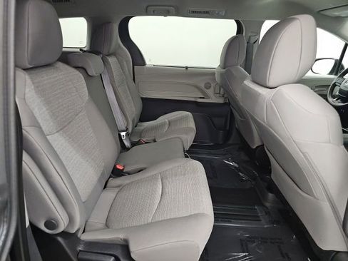 Used 2024 Toyota Sienna LE image 34