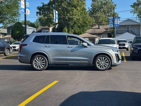 Used 2023 Cadillac XT6 Premium Luxury AWD/4WD image 2