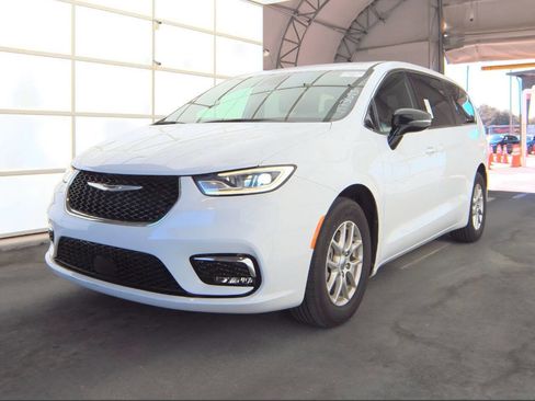 Used 2025 Chrysler Pacifica Select image 6