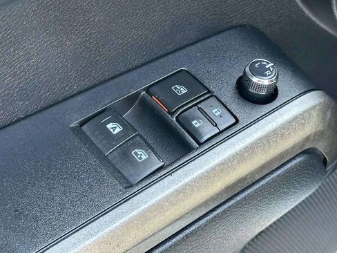 Used 2018 Toyota Tacoma SR5 AWD/4WD image 26