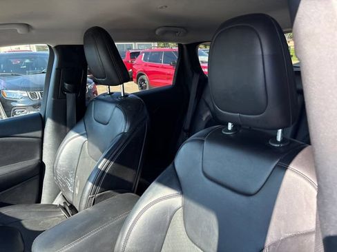 Used 2019 Jeep Cherokee Latitude Plus AWD/4WD image 9