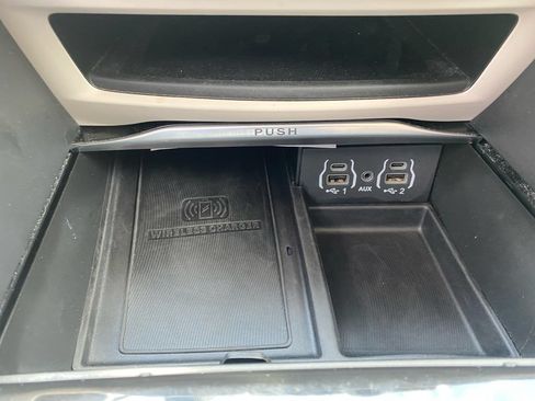 Used 2023 Chrysler Pacifica Limited FWD image 26