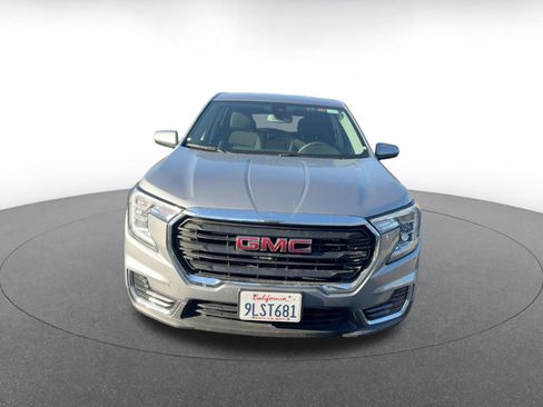 Used 2024 GMC Terrain SLE image 2