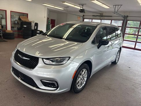 Certified 2024 Chrysler Pacifica Touring-L FWD image 5