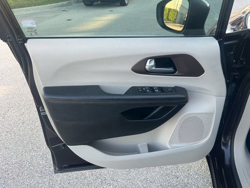 Certified 2017 Chrysler Pacifica Touring w/ Tire & Wheel Group FWD image 60
