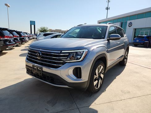 Certified 2026 Volkswagen Atlas SE FWD image 2