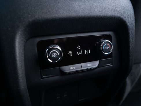 Used 2025 Chevrolet Traverse LT image 35