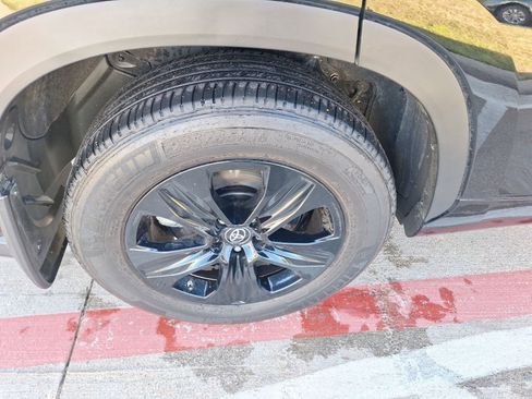 Used 2024 Toyota Highlander LE image 11