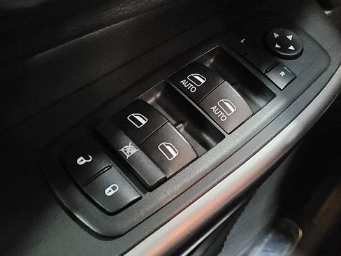 Used 2019 Jeep Cherokee Limited image 27