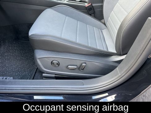 Used 2025 Volkswagen Jetta SE w/ Sunroof Package image 16