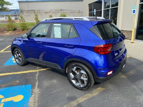 Used 2023 Hyundai Venue SEL FWD image 3