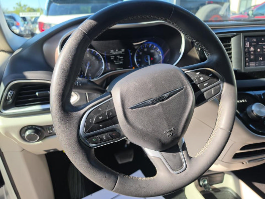 Used 2023 Chrysler Voyager LX FWD image 5