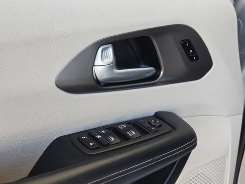 Used 2024 Chrysler Pacifica Touring-L image 13