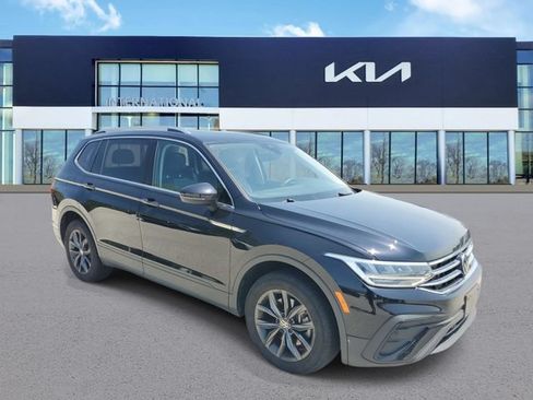 Used 2022 Volkswagen Tiguan SE AWD/4WD image 2