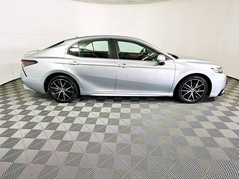 Used 2023 Toyota Camry SE FWD image 2