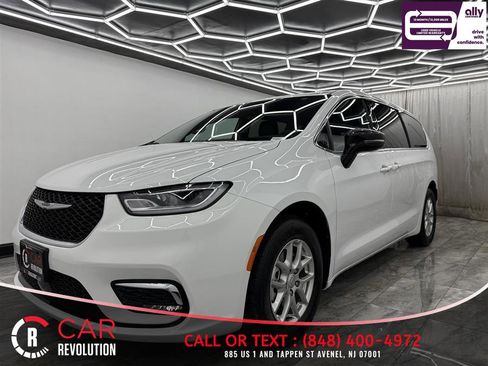 Used 2026 Chrysler Pacifica Select image 3