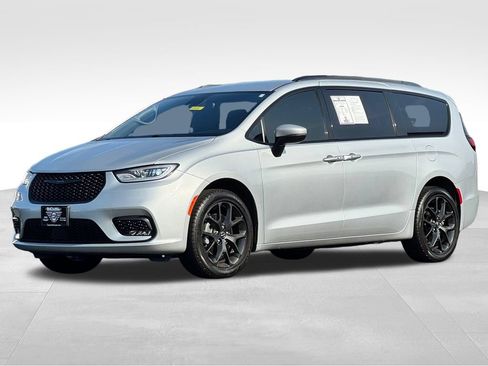 Used 2023 Chrysler Pacifica Touring-L w/ S Appearance Package AWD/4WD image 3