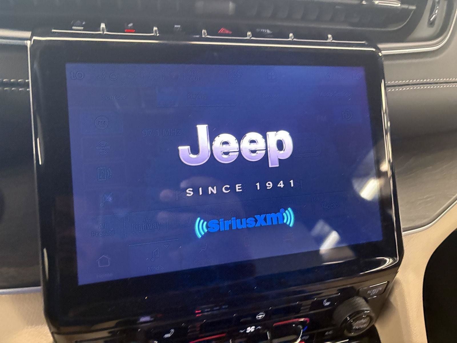 Used 2025 Jeep Grand Cherokee Limited AWD/4WD image 33